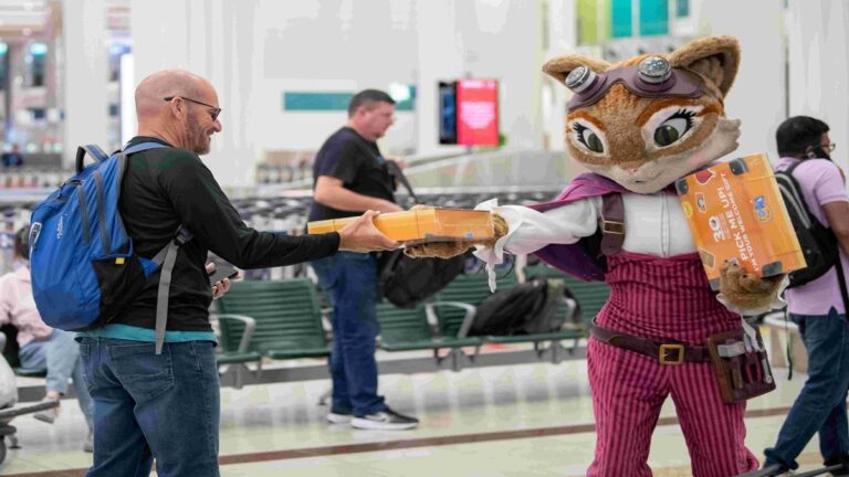 مفاجآت القرية العالمية تصل حتى مطار دبي.. الهدايا تسعد 1000 مسافر