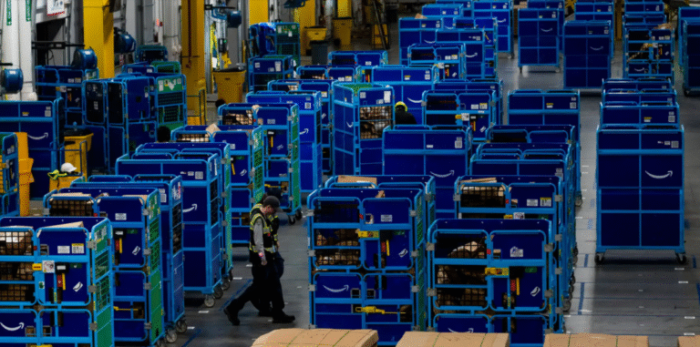 «أمازون».. خطة قاسية وسريعة لاستبدال نصف مليون وظيفة بروبوتات