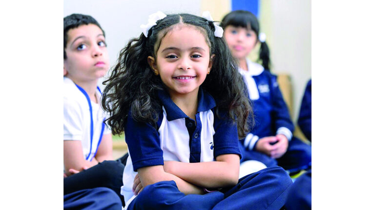 مدارس تستهل الدوام بـ «استبيان طلابي» حول خدمات النقل والمقاصف والكتب