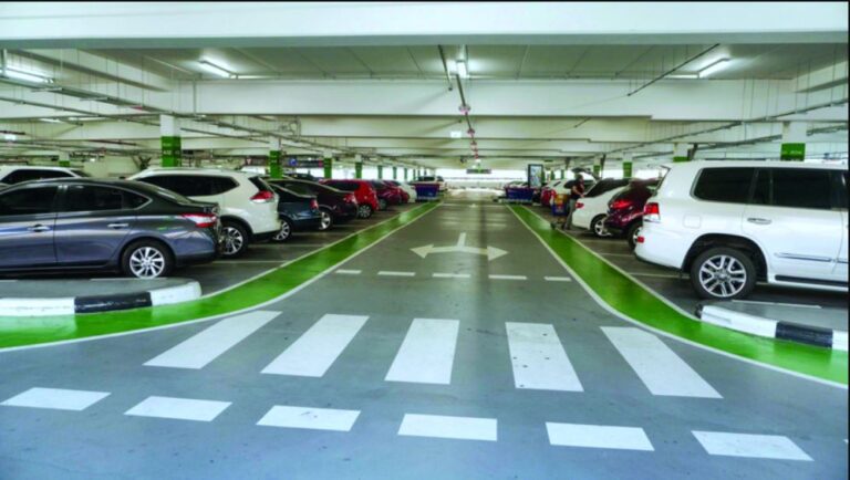 مستهلكون يطالبون بتوسيع مواقف السيارات في مراكز تسوق