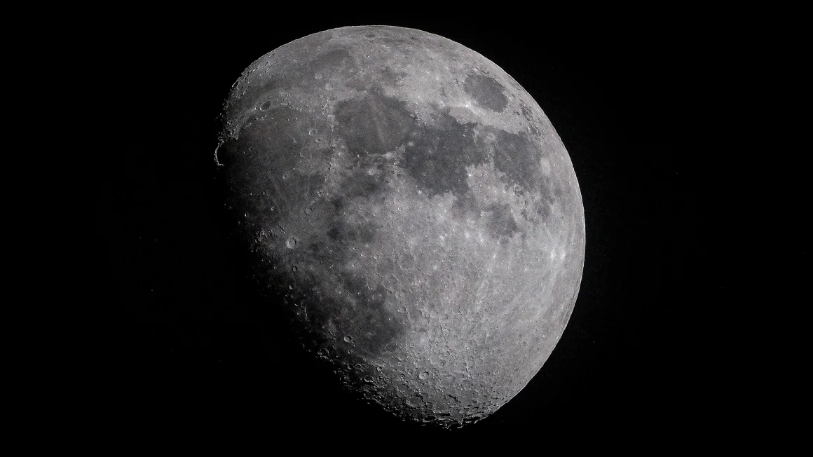 Scientists say we need to send clocks to the Moon soon