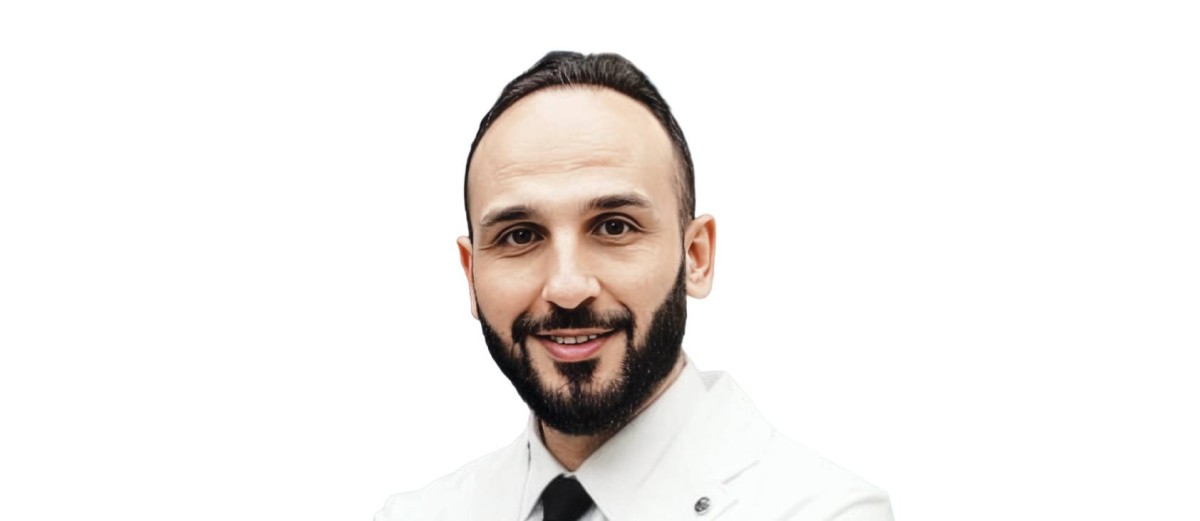 مشروبات الطاقة قد تؤذي المعدة والقولون.. طبيب في دبي يحذر من مخاطر صحية يتجاهلها الشباب